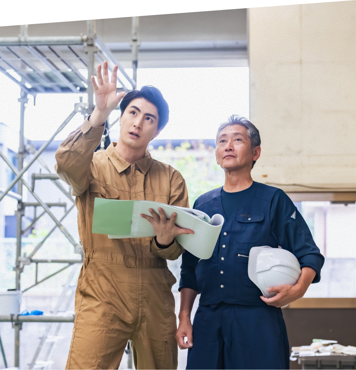 設計士と職人が打ち合わせを行っている様子
