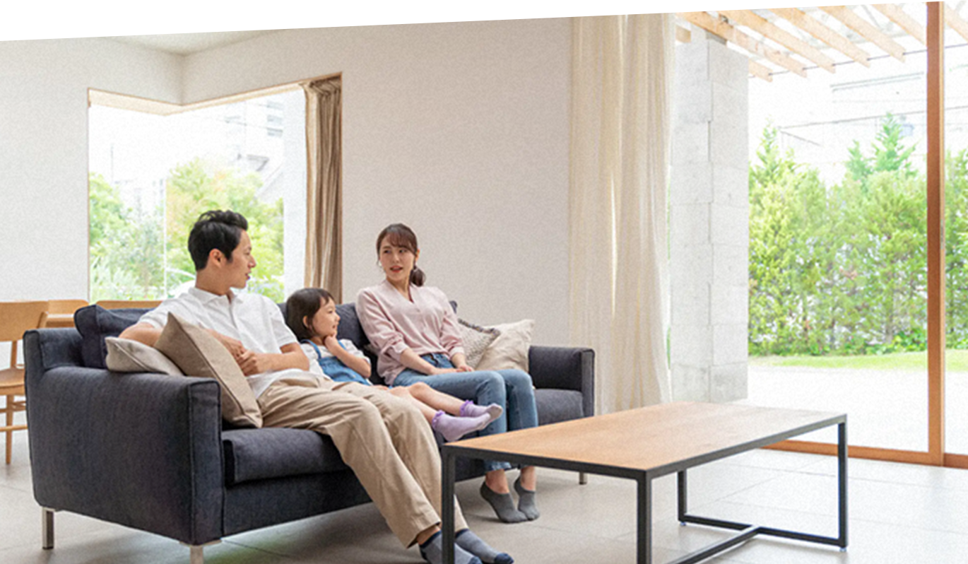 ソファでくつろぐ様子