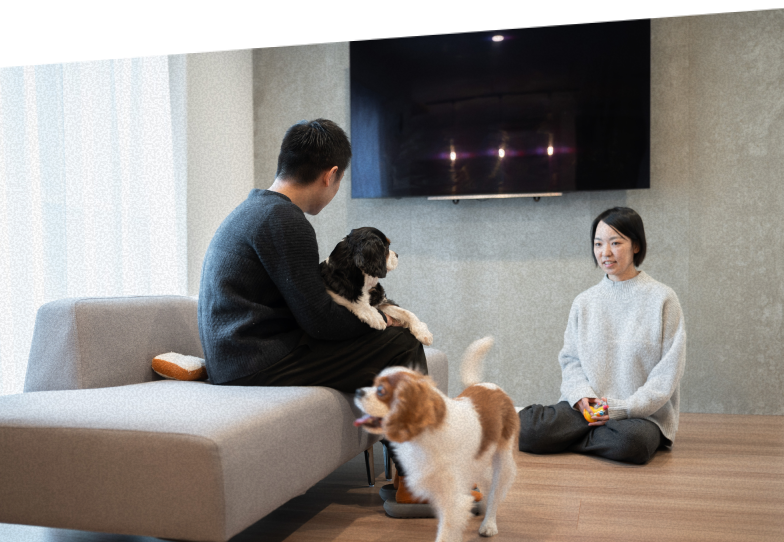 愛犬と遊んでいる様子