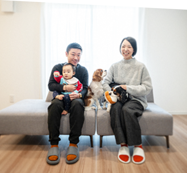 家族でソファに座っている様子