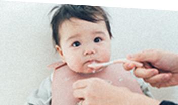 あかちゃんがご飯を食べている様子