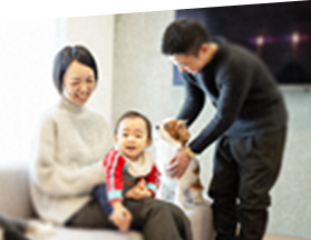 家族だんらんの時間を過ごしている様子